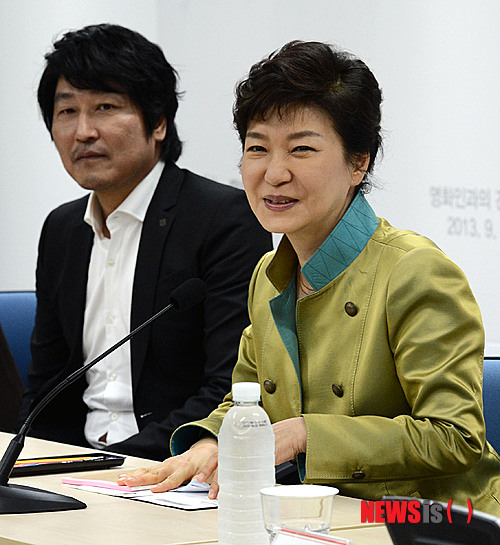 【부산=뉴시스】홍찬선 기자 = 박근혜 대통령이 29일 오후 부산 해운대구 우동 센텀시티에서 제18회 부산국제영화제를 앞두고 임권택 감독, 영화배우 안성기, 송강호, 강수연을 비롯한 영화인들과 간담회를 갖고 있다. 오른쪽부터 배우 송강호. 2013.09.29. mania@newsis.com