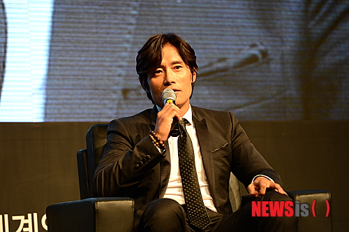 【제천=뉴시스】유경모 기자 = 30일 세계영상위원회 총회 홍보대사인 배우 이병헌이 충북 제천시 청풍리조트를 방문해 총회 참석자에게 할리우드에서의 경험담을 이야기하고 있다. 2013.09.30. fuccomo@newsis.com