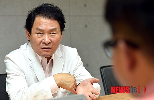 【서울=뉴시스】강진형 기자 = 백내장 수술 전문의 박영순 아이러브안과 원장이 25일 오후 뉴시스와 인터뷰를 하고 있다. 2013.09.25.