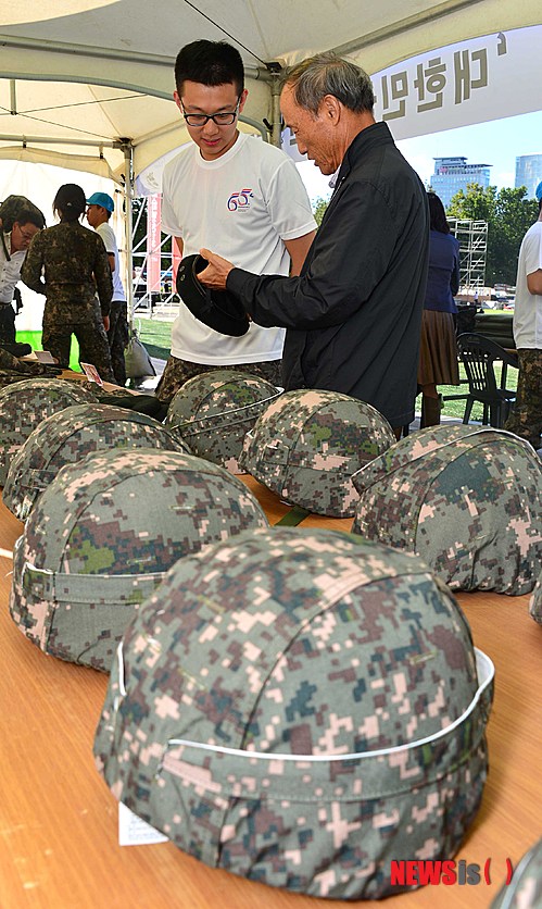 【서울=뉴시스】고승민 인턴기자 = 30일 오후 서울광장에서 열린 건군 65주년 국군의날 'I believe' 페스티벌 행사장을 찾은 어르신이 현대 국군 장비를 살펴보고 있다. 2013.09.30.&nbsp;&nbsp; kkssmm99@newsis.com