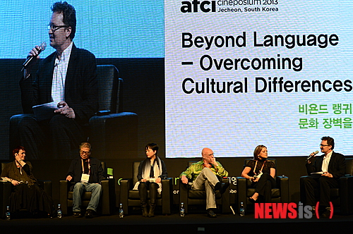 【제천=뉴시스】유경모 기자 = 30일 충북 제천시 청풍리조트에서 세계영상위원회 총회가 열리는 가운데 씨네포지움 프로그램인 '문화 장벽을 넘어서'에 참가한 패널들이 사회자를 진지하게 쳐다보고 있다. 사진 왼쪽부터 케이코 방(미국), 이세키 사토루(일본), 나운주(한국), 마이클 레이크(호주), 다니엘 다자니(미국), 제리 데이(미국). 2013.09.30.&nbsp; fuccomo@newsis.com