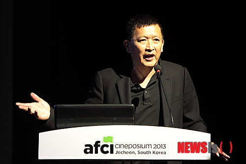 【제천=뉴시스】박영주 기자 = 감독 겸 영화 제작자 테디 지가 아시아 영화가 할리우드에서 성공하기 위한 요인으로 수준 높은 지적 재산의 관리와 효율적인 마케팅 및 배급을 꼽았다.&nbsp; 지 감독은 30일 충북 제천 청풍리조트에서 열린 세계영상위원회 총회 씨네포지엄에 참석, '동서양 영화의 만남'이라는 주제로 연설하면서 "아시아 내 영화 산업이 발전한 것은 사실이지만 미국의 벽을 허무는 것은 어려운 상황이다"고 말했다.&nbsp; 지 감독은 코넬대를 졸업하고 하버드대 경영대학원에서 MBA를 취득했다. 이후 콜럼비아픽처스의 총괄수석부사장, 파라마운트의 수석부사장 등을 역임한 중국계 미국인이다.&nbsp; 할리우드 스타 윌 스미스가 주연한 'Mr. 힛치'(2005)를 제작해 세계 박스오피스 집계 3억6000달러를 벌어들였다. '미녀삼총사' (2000) 역시 2억6000만 달러 이상의 수익을 올렸다. 이밖에도 '행복을 찾아서'의 총 제작자로 활동했으며 한국의 CJ엔터테인먼트에서 배급한 영화 '웨스트 32번가'를 감독했다. 현재는 '램버스'의 창의성 책임자로 일하며 할리우드에 입성한 아시아인 중 가장 눈에 띄는 성공을 이뤘다는 평가를 받고 있다.&nbsp; 지 감독은 지난해 국내에서 개봉해 1230만 명을 모은 '광해: 왕이 된 남자'(감독 추창민)를 예를 들었다.&nbsp; "'광해'는 한국에서 가장 큰 배급사인 CJ엔터테인먼트가 투자한 영화다. 하지만 할리우드에서 100만 달러의 흥행수익도 달성하지 못했다. 영화 작품성에 비해 흥행 수익이 떨어지는 게 사실이다"고 언급했다.&nbsp; 지 감독은 "할리우드는 해외 영화라고 하면 도심지역에서는 잘 상영하지 않는다. 미국은 개방성을 가진 나라이지만 (미국인은) 게을러서 자막을 읽는 것을 좋아하지 않기 때문이다. 미국에서 흥행 수익을 내기 위해서는 영어로 영화를 제작해야 할 것이다. 문화적인 부분을 이해하고 균형성을 확보해야 한다"고 강조했다.&nbsp; 또 할리우드에서의 성공 조건으로 지적 재산 관리, 마케팅과 배급·홍보, 자본 등을 꼽으며 "그 중 두 개만 갖추면 된다"고 말했다.&nbsp; "할리우드에서는 자체 자금 보다는 독일이나 일본 등에서 돈을 끌어와 만든다. 대신 자기 지적 재산을 개발할 수 있는지와 배급망을 구축할 수 있는가를 본다"는 것이다.&nbsp; 지 감독은 "지적 재산 관리는 단순히 시나리오가 아닌 대형 프랜차이즈를 말한다"면서 '아이언맨', '해리포터', '슈퍼맨' 등의 시리즈를 예로 들었다.&nbsp; 지 감독은 "그런 영화들이 스튜디오와 국가의 성패를 좌우한다. 뉴질랜드의 경우 '반지의 제왕'으로 영화 제작의 강국이 됐다. 피터 잭슨 감독이라는 한 명의 감독이 국가 이미지를 격상시켰다"면서 "뉴질랜드는 '반지의 제왕'이 없으면 발전하지 못했다. 이안 감독도 대만에 영광을 가져다 줬다. 이런 감독이 할리우드에 있을 수 있지만 반대로 대학 내 교수님같이 주변에 있을 수 있다. 감독을 발굴하는 것이 국가의 영화산업을 점진적으로 발전할 수 있는 요인이다"고 짚었다.&nbsp; 지 감독은 "할리우드는 모든 영화를 재무적인 시각에서 바라본다. 다시 말해 가장 중요한 것은 수익이다. 이병헌이라는 배우가 할리우드에 출연하는 것도 아시아 지역에 있는 관객들을 끌어 모으기 위한 것이다"고 분석했다.&nbsp; 지 감독은 저자본으로 자신의 역량을 표현할 수 있는 가장 효율적인 방법으로는 '유튜브'을 꼽았다.&nbsp; "할리우드에서 가장 중요한 것은 자신의 브랜드를 구축하는 것이다. 2~3분짜리 콘텐츠를 제작해 유튜브에 올려 지지를 끌어내고 자신의 자금을 조성하는 것도 방법이다. 이제는 이야기로 그치는 게 아니라 만들어야 한다. 인터넷 환경을 잘 활용했으면 좋겠다."&nbsp; 지 감독은 "꿈으로 그치지 말고 행동으로 실천하기를 바란다. 할리우드로 가기 위해서 관객에게 다가가는 방법을 선택해야 한다"면서 "꿈을 꾸거든 정말 크게 꾸라고 하고 싶다. 할리우드에서는 하늘로 솟을 수도 있고 바닥에 처박힐 수도 있다. 좋은 스토리텔링과 상상력이 있다면 큰 그림의 시나리오를 써서 꿈을 쫓아갔으면 한다"고 조언했다.&nbsp; gogogirl@newsis.com