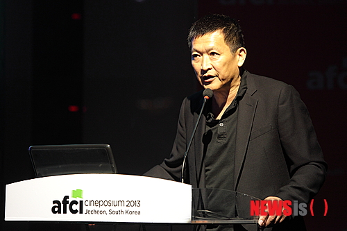 【제천=뉴시스】박영주 기자 = 감독 겸 영화 제작자 테디 지가 아시아 영화가 할리우드에서 성공하기 위한 요인으로 수준 높은 지적 재산의 관리와 효율적인 마케팅 및 배급을 꼽았다.&nbsp; 지 감독은 30일 충북 제천 청풍리조트에서 열린 세계영상위원회 총회 씨네포지엄에 참석, '동서양 영화의 만남'이라는 주제로 연설하면서 "아시아 내 영화 산업이 발전한 것은 사실이지만 미국의 벽을 허무는 것은 어려운 상황이다"고 말했다.&nbsp; 지 감독은 코넬대를 졸업하고 하버드대 경영대학원에서 MBA를 취득했다. 이후 콜럼비아픽처스의 총괄수석부사장, 파라마운트의 수석부사장 등을 역임한 중국계 미국인이다.&nbsp; 할리우드 스타 윌 스미스가 주연한 'Mr. 힛치'(2005)를 제작해 세계 박스오피스 집계 3억6000달러를 벌어들였다. '미녀삼총사' (2000) 역시 2억6000만 달러 이상의 수익을 올렸다. 이밖에도 '행복을 찾아서'의 총 제작자로 활동했으며 한국의 CJ엔터테인먼트에서 배급한 영화 '웨스트 32번가'를 감독했다. 현재는 '램버스'의 창의성 책임자로 일하며 할리우드에 입성한 아시아인 중 가장 눈에 띄는 성공을 이뤘다는 평가를 받고 있다.&nbsp; 지 감독은 지난해 국내에서 개봉해 1230만 명을 모은 '광해: 왕이 된 남자'(감독 추창민)를 예를 들었다.&nbsp; "'광해'는 한국에서 가장 큰 배급사인 CJ엔터테인먼트가 투자한 영화다. 하지만 할리우드에서 100만 달러의 흥행수익도 달성하지 못했다. 영화 작품성에 비해 흥행 수익이 떨어지는 게 사실이다"고 언급했다.&nbsp; 지 감독은 "할리우드는 해외 영화라고 하면 도심지역에서는 잘 상영하지 않는다. 미국은 개방성을 가진 나라이지만 (미국인은) 게을러서 자막을 읽는 것을 좋아하지 않기 때문이다. 미국에서 흥행 수익을 내기 위해서는 영어로 영화를 제작해야 할 것이다. 문화적인 부분을 이해하고 균형성을 확보해야 한다"고 강조했다.&nbsp; 또 할리우드에서의 성공 조건으로 지적 재산 관리, 마케팅과 배급·홍보, 자본 등을 꼽으며 "그 중 두 개만 갖추면 된다"고 말했다.&nbsp; "할리우드에서는 자체 자금 보다는 독일이나 일본 등에서 돈을 끌어와 만든다. 대신 자기 지적 재산을 개발할 수 있는지와 배급망을 구축할 수 있는가를 본다"는 것이다.&nbsp; 지 감독은 "지적 재산 관리는 단순히 시나리오가 아닌 대형 프랜차이즈를 말한다"면서 '아이언맨', '해리포터', '슈퍼맨' 등의 시리즈를 예로 들었다.&nbsp; 지 감독은 "그런 영화들이 스튜디오와 국가의 성패를 좌우한다. 뉴질랜드의 경우 '반지의 제왕'으로 영화 제작의 강국이 됐다. 피터 잭슨 감독이라는 한 명의 감독이 국가 이미지를 격상시켰다"면서 "뉴질랜드는 '반지의 제왕'이 없으면 발전하지 못했다. 이안 감독도 대만에 영광을 가져다 줬다. 이런 감독이 할리우드에 있을 수 있지만 반대로 대학 내 교수님같이 주변에 있을 수 있다. 감독을 발굴하는 것이 국가의 영화산업을 점진적으로 발전할 수 있는 요인이다"고 짚었다.&nbsp; 지 감독은 "할리우드는 모든 영화를 재무적인 시각에서 바라본다. 다시 말해 가장 중요한 것은 수익이다. 이병헌이라는 배우가 할리우드에 출연하는 것도 아시아 지역에 있는 관객들을 끌어 모으기 위한 것이다"고 분석했다.&nbsp; 지 감독은 저자본으로 자신의 역량을 표현할 수 있는 가장 효율적인 방법으로는 '유튜브'을 꼽았다.&nbsp; "할리우드에서 가장 중요한 것은 자신의 브랜드를 구축하는 것이다. 2~3분짜리 콘텐츠를 제작해 유튜브에 올려 지지를 끌어내고 자신의 자금을 조성하는 것도 방법이다. 이제는 이야기로 그치는 게 아니라 만들어야 한다. 인터넷 환경을 잘 활용했으면 좋겠다."&nbsp; 지 감독은 "꿈으로 그치지 말고 행동으로 실천하기를 바란다. 할리우드로 가기 위해서 관객에게 다가가는 방법을 선택해야 한다"면서 "꿈을 꾸거든 정말 크게 꾸라고 하고 싶다. 할리우드에서는 하늘로 솟을 수도 있고 바닥에 처박힐 수도 있다. 좋은 스토리텔링과 상상력이 있다면 큰 그림의 시나리오를 써서 꿈을 쫓아갔으면 한다"고 조언했다.&nbsp; gogogirl@newsis.com