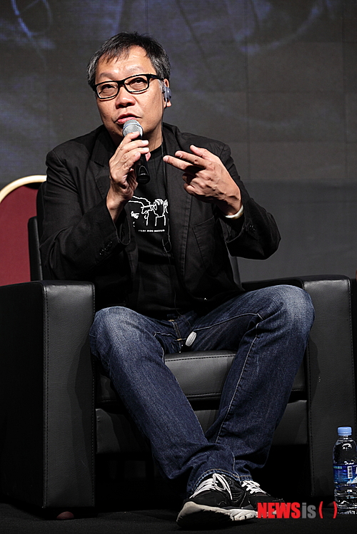 【제천=뉴시스】박영주 기자 = 중국 최대 민영 영화사 '보나필름그룹'의 최고운영자 제프리 찬이 국내에서 흥행에 성공한 영화 '도둑들'(감독 최동훈)이 중국 시장에서 실패한 요인에 관해 "한국 정서만 고려했기 때문"이라고 지적했다.&nbsp; 제프리 찬은 장 이바이(베이징 갤로핑 호스 수석 부사장), 윤 력(차이나필름그룹 부회장), 쾅 만웨이(인라이트 픽처스 부사장)와 함께 30일 충북 제천 청풍리조트에서 열린 세계영상위원회 총회 씨네포지엄에서 '중국 영화산업에 대한 통찰'이라는 주제로 토론했다.&nbsp; 이날 토론에서 제프리 찬은 "7월 한국에서 개봉했던 '미스터 고'는 엄밀히 말해 한중합작 영화는 아니다. 영화 '도둑들' 역시 중국과 공동 제작하지 않았다"고 한국영화를 언급했다.&nbsp; '미스터 고'는 중국의 메이저 투자배급사 화이 브라더스로부터 제작비 500만 달러를 투자 받았다. 중국에서 개봉해 첫날 박스오피스 1위에 올랐지만 최종 성적은 기대 이하였다. 지난해 국내에서 1300만 관객을 모은 영화 '도둑들' 역시 중국에서 2200만 위안(한화 38억5660만 원)의 수익으로 영화 '7광구'와 비슷한 성적을 거두며 큰 재미를 보지 못했다.&nbsp; 제프리 찬은 "'도둑들'은 중국에서 수입 영화로 소개됐다. 지난 1~2년 동안 한국 영화가 성공적으로 중국에 진출한 케이스는 많지 않다. 앞으로도 한국에서 성공을 거둔 영화일지라도 중국에 진출해서 성공하기에는 상당한 시간이 걸릴 것 같다"고 전망했다.&nbsp; 그 이유로는 "중국의 많은 사람들이 불법 복제품을 구매해 본다. 그래서 한국영화가 개봉할 때쯤은 유통되기 때문에 시간적인 문제가 발생한다"고 말했다. 또 "한국과 중국의 소재도 다르기 때문에 수정해야 하는 경우도 있다"고 설명했다.&nbsp; "중국 정부는 영화 속 스토리에 부정적인 요소가 강조되기를 바라지 않는다. 국제적으로 영향력 있는 영화라면 중국인에게 더 영향력이 있을 거라고 생각한다. '도둑들'의 경우는 영웅이 범죄인이다. 이는 한국 관객들을 위한 영화일 뿐이다"는 것이다.&nbsp; 제프리 찬은 "특히 '도둑들'은 중국시장을 고려하지 않고 만들어 한국에서 흥행에 성공했다. 그 어떤 문제도 생각하지 않고 만들었다가 뒤늦게 중국에 진출하려니깐 문제가 된 것 같다"고 분석했다.&nbsp; 중국은 2011년까지 해외로부터 매년 평균 20편 정도의 영화를 수입해왔다. 지난해 10편 정도 늘어나며 성장세를 이뤘다. 또한 한국과 중국의 합작 영화도 늘어나고 있는 추세다. 제프리 찬은 그 이유로 "공동 제작의 경우 쿼터 제한에서 자유로워진다. 앞으로 한중 합작 영화의 제작 비율은 꾸준히 증가할 것으로 보인다"고 예측했다.&nbsp; gogogirl@newsis.com