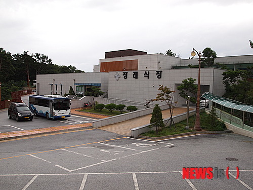 【울진=뉴시스】전현욱 기자 = 경북 울진군(군수 임광원)은 울진군의료원장례식장이 꾸준한 서비스 개선을 통해 웃돈관행이 사라지는등 새롭게 변모하고있어 군민들로부터 환영받고있다. 사진은 울진군 의료원장례식장 전경.(사진제공=울진군청)&nbsp; photo@newsis.com