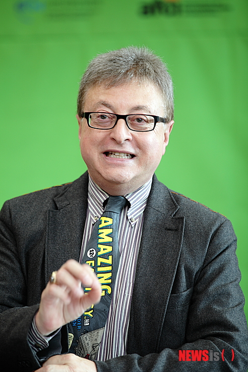 【제천=뉴시스】박영주 기자 = "나는 사람들이 가지 않는 길을 선택했고, 그로 인해 많은 차이가 있었다."&nbsp; 영화 '배트맨' 시리즈 제작자 마이클 유슬란(62)은 1979년 20대 때 '배트맨' 판권을 구입했다. "당시에는 어느 누구도 '배트맨'의 판권을 사고 싶어하지 않아서" 가능했다. 그로부터 10년이 지난 1989년 유슬란은 팀 버턴(55) 감독과 함께 '배트맨'을 탄생시켰다. 다들 무모하다고 말했던 배트맨의 탄생이다. 역사상 가장 성공적인 프랜차이즈 중 하나로 손꼽히는 '다크나이트 3부작'의 발판이 됐다.&nbsp; 유슬란은 '배트맨 비긴즈'(2005) '다크나이트'(2008) '다크나이트 라이즈'(2012) 시리즈로 22억 달러(약 2조3600억원)을 벌며 성공가도를 달렸다. '배트맨vs슈퍼맨'(2015)의 제작 총지휘를 맡아 열정을 쏟고 있다.&nbsp; 유슬란은 1일 충북 제천 청풍리조트에서 열린 세계영상위원회 총회 시네포지엄에 참석해 '영화의 미래'를 주제로 연설했다. "생각만 하지 말고 직접 뉴미디어로 뛰어들어 꿈을 실현해야 한다"면서 '배트맨'에 얽힌 자신의 경험을 전했다.&nbsp; "형의 말에 따르면 나는 네 살 때부터 만화책을 읽었다. 그리고 만화책을 수집하기 시작했다. 이사할 때 차고에 천장부터 바닥까지 만화책이 꽉 차 있어서 아버지의 차가 들어가지 않을 정도였다. 그 많은 만화책 중 나를 가장 사로잡은 건 '배트맨'이다. 여덟살의 눈으로 본 배트맨은 사람이었다. 슈퍼히어로지만 슈퍼파워가 없다. 그의 슈퍼 파워는 인간성이다. 내가 열심히 공부하면 아버지가 차를 사줄 거라고 믿었다. 그러면 나도 슈퍼맨이 될 수 있다고 생각했다. 이것이 배트맨을 만들게 된 내 여정의 시작이다."&nbsp; 유슬란은 "꿈을 꿨다면 그 꿈으로 무엇을 할 것인지를 결정해야 한다"며 "돈도, 친척도 없는 내가 '배트맨을 진지하게 그려보자'는 아이디어만 가지고 할리우드에 진출하게 됐다. 첫 기회는 대학에서 얻었다"고 말했다. 유슬란은 1970년대에 다니던 대학교에서 학장을 설득해 만화관련 강의를 개설했다. 학생의 신분으로 세계 최초 만화책을 강의하는 교수가 된 것이다.&nbsp; "어머니는 늘 나에게 '마이클, 세상에서 가장 창의적인 아이디어를 내더라도 스스로 마케팅하지 않는다면 그 누구도 봐주지 않는다'고 말했다. 그래서 미국의 UPI 통신사에 다짜고짜 전화해 '만화책에 대한 과정이 대학에 신설됐다더라. 납세자로서 세금을 들여 만화를 가르치는 게 말이 되느냐'고 말한 후 끊었다. 며칠이 지나자 기자가 나를 찾아왔다. 또 TV, 잡지 등에서도 잇따라 나를 취재하고자 했다. 매스컴을 탄 후 뉴욕의 마블 코믹스에서 방학 때 인턴으로 일할 수 있는 기회를 얻었다"고 전했다.&nbsp; 유슬란은 뉴욕 생활 4년 만에 DC코믹스를 찾아가 '배트맨' 판권을 구입했다. "DC코믹스 사장도 '배트맨은 TV시리즈로도 안 나온다. 죽은 영웅이다. 이 판권의 구매는 망하는 지름길'이라며 말렸다. 하지만 결국 판권을 구입해 할리우드로 날아갔다. 주요 영화 제작사가 나를 찾아 올 거라고 생각했는데 예상과 달리 다들 나를 문전박대했다. '만화책 소재를 가지고 진지한 얘기를 할 수 없다'는 이유에서였다. 하지만 성공하면 애니메이션, 장난감, 게임 등 부가수익도 따라오리라는 확신이 있었다."&nbsp; "판권 구입 후 10년이 지나서 천재 감독 팀 버턴을 만나 영화가 만들어졌다. 그리고 15년 후 크리스토퍼 놀런 감독이 새로운 배트맨을 완성시켰다. '다크나이트'를 보면 영화가 만화를 토대로 만들어졌다고 말하지 않는다. 영화 자체를 위대하다고 평가한다. 새로운 지향점을 제시해줬다"고 설명했다.&nbsp; 유슬란은 "사람들이 나에게 배트맨의 미래는 어떻게 되느냐고 묻는다. 이는 영화의 미래가 어떻게 되느냐와 연관돼 있다"고 짚었다. "영화제작사는 3D 애니메이션, 코미디, 블록버스터, 호러, 네 가지 장르만 만든다. 독립영화계는 점점 소멸돼가고 있다. 경기 침체 때문에 독립영화의 재원을 찾는 건 점점 더 힘들어지고 있다"며 영화 시장의 미래를 어둡게 내다봤다.&nbsp; 그러면서도 "뉴미디어에는 희망이 존재한다"고 특기했다. "TV 패러다임이 큰 폭으로 변화하고 있다. TV와 인터넷이 융합되고 있는 것이다. 향후 10년 동안 7000개 인터넷 채널이 부상할 것이다. 이러한 환경에 걸맞는 인재가 필요하다. 작가로서 감독으로서 제작자로서 활동하는 나도 새로운 관점을 지닌 인재를 찾고 있다"고 귀띔했다.&nbsp; "사람들은 내 스토리를 통해 인생을 배우고자 한다. 나처럼 만화책을 좋아하는 사람도 있고 또 집에 페인트칠하는 걸 즐기는 사람도 있다. 다양한 꿈을 꾸는 사람들이여, 소파에서 일어나길 바란다. 또 문을 두드려라. 물론 환영을 받지 못하고 문전박대를 당할 수도 있다. 그래도 선택은 두 가지다. 그대로 주저앉고 울어버릴 것인지, 아니면 먼지를 털고 일어나 문을 두드릴 것인가는 개인의 선택이다"고 조언했다.&nbsp; "배트맨이 나를 흥미진진한 곳으로 데려다줬다. 이제는 새로운 가능성을 추구하고자 한다. 함께 손잡고 미래로 갈 수 있는 여정을 원한다. 지금 당장 안전벨트를 착용하길 바란다. 미래는 바로 현재이기 때문이다."&nbsp; gogogirl@newsis.com 