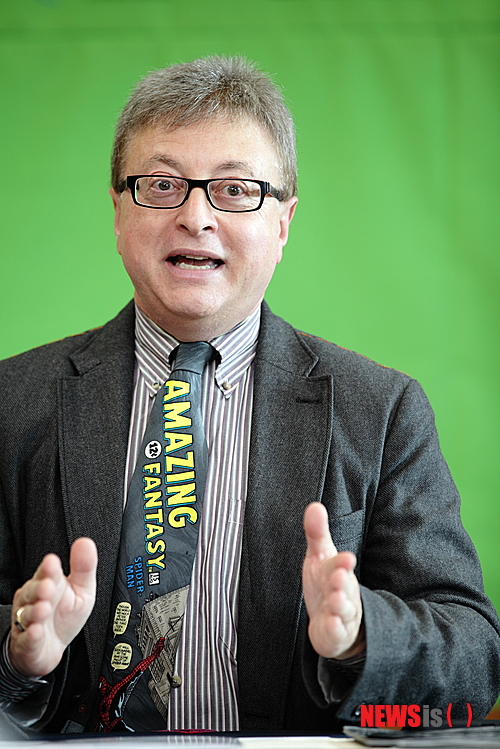 【제천=뉴시스】박영주 기자 = "나는 사람들이 가지 않는 길을 선택했고, 그로 인해 많은 차이가 있었다."&nbsp; 영화 '배트맨' 시리즈 제작자 마이클 유슬란(62)은 1979년 20대 때 '배트맨' 판권을 구입했다. "당시에는 어느 누구도 '배트맨'의 판권을 사고 싶어하지 않아서" 가능했다. 그로부터 10년이 지난 1989년 유슬란은 팀 버턴(55) 감독과 함께 '배트맨'을 탄생시켰다. 다들 무모하다고 말했던 배트맨의 탄생이다. 역사상 가장 성공적인 프랜차이즈 중 하나로 손꼽히는 '다크나이트 3부작'의 발판이 됐다.&nbsp; 유슬란은 '배트맨 비긴즈'(2005) '다크나이트'(2008) '다크나이트 라이즈'(2012) 시리즈로 22억 달러(약 2조3600억원)을 벌며 성공가도를 달렸다. '배트맨vs슈퍼맨'(2015)의 제작 총지휘를 맡아 열정을 쏟고 있다.&nbsp; 유슬란은 1일 충북 제천 청풍리조트에서 열린 세계영상위원회 총회 시네포지엄에 참석해 '영화의 미래'를 주제로 연설했다. "생각만 하지 말고 직접 뉴미디어로 뛰어들어 꿈을 실현해야 한다"면서 '배트맨'에 얽힌 자신의 경험을 전했다.&nbsp; "형의 말에 따르면 나는 네 살 때부터 만화책을 읽었다. 그리고 만화책을 수집하기 시작했다. 이사할 때 차고에 천장부터 바닥까지 만화책이 꽉 차 있어서 아버지의 차가 들어가지 않을 정도였다. 그 많은 만화책 중 나를 가장 사로잡은 건 '배트맨'이다. 여덟살의 눈으로 본 배트맨은 사람이었다. 슈퍼히어로지만 슈퍼파워가 없다. 그의 슈퍼 파워는 인간성이다. 내가 열심히 공부하면 아버지가 차를 사줄 거라고 믿었다. 그러면 나도 슈퍼맨이 될 수 있다고 생각했다. 이것이 배트맨을 만들게 된 내 여정의 시작이다."&nbsp; 유슬란은 "꿈을 꿨다면 그 꿈으로 무엇을 할 것인지를 결정해야 한다"며 "돈도, 친척도 없는 내가 '배트맨을 진지하게 그려보자'는 아이디어만 가지고 할리우드에 진출하게 됐다. 첫 기회는 대학에서 얻었다"고 말했다. 유슬란은 1970년대에 다니던 대학교에서 학장을 설득해 만화관련 강의를 개설했다. 학생의 신분으로 세계 최초 만화책을 강의하는 교수가 된 것이다.&nbsp; "어머니는 늘 나에게 '마이클, 세상에서 가장 창의적인 아이디어를 내더라도 스스로 마케팅하지 않는다면 그 누구도 봐주지 않는다'고 말했다. 그래서 미국의 UPI 통신사에 다짜고짜 전화해 '만화책에 대한 과정이 대학에 신설됐다더라. 납세자로서 세금을 들여 만화를 가르치는 게 말이 되느냐'고 말한 후 끊었다. 며칠이 지나자 기자가 나를 찾아왔다. 또 TV, 잡지 등에서도 잇따라 나를 취재하고자 했다. 매스컴을 탄 후 뉴욕의 마블 코믹스에서 방학 때 인턴으로 일할 수 있는 기회를 얻었다"고 전했다.&nbsp; 유슬란은 뉴욕 생활 4년 만에 DC코믹스를 찾아가 '배트맨' 판권을 구입했다. "DC코믹스 사장도 '배트맨은 TV시리즈로도 안 나온다. 죽은 영웅이다. 이 판권의 구매는 망하는 지름길'이라며 말렸다. 하지만 결국 판권을 구입해 할리우드로 날아갔다. 주요 영화 제작사가 나를 찾아 올 거라고 생각했는데 예상과 달리 다들 나를 문전박대했다. '만화책 소재를 가지고 진지한 얘기를 할 수 없다'는 이유에서였다. 하지만 성공하면 애니메이션, 장난감, 게임 등 부가수익도 따라오리라는 확신이 있었다."&nbsp; "판권 구입 후 10년이 지나서 천재 감독 팀 버턴을 만나 영화가 만들어졌다. 그리고 15년 후 크리스토퍼 놀런 감독이 새로운 배트맨을 완성시켰다. '다크나이트'를 보면 영화가 만화를 토대로 만들어졌다고 말하지 않는다. 영화 자체를 위대하다고 평가한다. 새로운 지향점을 제시해줬다"고 설명했다.&nbsp; 유슬란은 "사람들이 나에게 배트맨의 미래는 어떻게 되느냐고 묻는다. 이는 영화의 미래가 어떻게 되느냐와 연관돼 있다"고 짚었다. "영화제작사는 3D 애니메이션, 코미디, 블록버스터, 호러, 네 가지 장르만 만든다. 독립영화계는 점점 소멸돼가고 있다. 경기 침체 때문에 독립영화의 재원을 찾는 건 점점 더 힘들어지고 있다"며 영화 시장의 미래를 어둡게 내다봤다.&nbsp; 그러면서도 "뉴미디어에는 희망이 존재한다"고 특기했다. "TV 패러다임이 큰 폭으로 변화하고 있다. TV와 인터넷이 융합되고 있는 것이다. 향후 10년 동안 7000개 인터넷 채널이 부상할 것이다. 이러한 환경에 걸맞는 인재가 필요하다. 작가로서 감독으로서 제작자로서 활동하는 나도 새로운 관점을 지닌 인재를 찾고 있다"고 귀띔했다.&nbsp; "사람들은 내 스토리를 통해 인생을 배우고자 한다. 나처럼 만화책을 좋아하는 사람도 있고 또 집에 페인트칠하는 걸 즐기는 사람도 있다. 다양한 꿈을 꾸는 사람들이여, 소파에서 일어나길 바란다. 또 문을 두드려라. 물론 환영을 받지 못하고 문전박대를 당할 수도 있다. 그래도 선택은 두 가지다. 그대로 주저앉고 울어버릴 것인지, 아니면 먼지를 털고 일어나 문을 두드릴 것인가는 개인의 선택이다"고 조언했다.&nbsp; "배트맨이 나를 흥미진진한 곳으로 데려다줬다. 이제는 새로운 가능성을 추구하고자 한다. 함께 손잡고 미래로 갈 수 있는 여정을 원한다. 지금 당장 안전벨트를 착용하길 바란다. 미래는 바로 현재이기 때문이다."&nbsp; gogogirl@newsis.com 