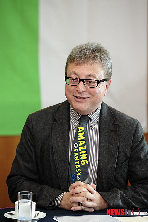 【제천=뉴시스】박영주 기자 = "나는 사람들이 가지 않는 길을 선택했고, 그로 인해 많은 차이가 있었다."&nbsp; 영화 '배트맨' 시리즈 제작자 마이클 유슬란(62)은 1979년 20대 때 '배트맨' 판권을 구입했다. "당시에는 어느 누구도 '배트맨'의 판권을 사고 싶어하지 않아서" 가능했다. 그로부터 10년이 지난 1989년 유슬란은 팀 버턴(55) 감독과 함께 '배트맨'을 탄생시켰다. 다들 무모하다고 말했던 배트맨의 탄생이다. 역사상 가장 성공적인 프랜차이즈 중 하나로 손꼽히는 '다크나이트 3부작'의 발판이 됐다.&nbsp; 유슬란은 '배트맨 비긴즈'(2005) '다크나이트'(2008) '다크나이트 라이즈'(2012) 시리즈로 22억 달러(약 2조3600억원)을 벌며 성공가도를 달렸다. '배트맨vs슈퍼맨'(2015)의 제작 총지휘를 맡아 열정을 쏟고 있다.&nbsp; 유슬란은 1일 충북 제천 청풍리조트에서 열린 세계영상위원회 총회 시네포지엄에 참석해 '영화의 미래'를 주제로 연설했다. "생각만 하지 말고 직접 뉴미디어로 뛰어들어 꿈을 실현해야 한다"면서 '배트맨'에 얽힌 자신의 경험을 전했다.&nbsp; "형의 말에 따르면 나는 네 살 때부터 만화책을 읽었다. 그리고 만화책을 수집하기 시작했다. 이사할 때 차고에 천장부터 바닥까지 만화책이 꽉 차 있어서 아버지의 차가 들어가지 않을 정도였다. 그 많은 만화책 중 나를 가장 사로잡은 건 '배트맨'이다. 여덟살의 눈으로 본 배트맨은 사람이었다. 슈퍼히어로지만 슈퍼파워가 없다. 그의 슈퍼 파워는 인간성이다. 내가 열심히 공부하면 아버지가 차를 사줄 거라고 믿었다. 그러면 나도 슈퍼맨이 될 수 있다고 생각했다. 이것이 배트맨을 만들게 된 내 여정의 시작이다."&nbsp; 유슬란은 "꿈을 꿨다면 그 꿈으로 무엇을 할 것인지를 결정해야 한다"며 "돈도, 친척도 없는 내가 '배트맨을 진지하게 그려보자'는 아이디어만 가지고 할리우드에 진출하게 됐다. 첫 기회는 대학에서 얻었다"고 말했다. 유슬란은 1970년대에 다니던 대학교에서 학장을 설득해 만화관련 강의를 개설했다. 학생의 신분으로 세계 최초 만화책을 강의하는 교수가 된 것이다.&nbsp; "어머니는 늘 나에게 '마이클, 세상에서 가장 창의적인 아이디어를 내더라도 스스로 마케팅하지 않는다면 그 누구도 봐주지 않는다'고 말했다. 그래서 미국의 UPI 통신사에 다짜고짜 전화해 '만화책에 대한 과정이 대학에 신설됐다더라. 납세자로서 세금을 들여 만화를 가르치는 게 말이 되느냐'고 말한 후 끊었다. 며칠이 지나자 기자가 나를 찾아왔다. 또 TV, 잡지 등에서도 잇따라 나를 취재하고자 했다. 매스컴을 탄 후 뉴욕의 마블 코믹스에서 방학 때 인턴으로 일할 수 있는 기회를 얻었다"고 전했다.&nbsp; 유슬란은 뉴욕 생활 4년 만에 DC코믹스를 찾아가 '배트맨' 판권을 구입했다. "DC코믹스 사장도 '배트맨은 TV시리즈로도 안 나온다. 죽은 영웅이다. 이 판권의 구매는 망하는 지름길'이라며 말렸다. 하지만 결국 판권을 구입해 할리우드로 날아갔다. 주요 영화 제작사가 나를 찾아 올 거라고 생각했는데 예상과 달리 다들 나를 문전박대했다. '만화책 소재를 가지고 진지한 얘기를 할 수 없다'는 이유에서였다. 하지만 성공하면 애니메이션, 장난감, 게임 등 부가수익도 따라오리라는 확신이 있었다."&nbsp; "판권 구입 후 10년이 지나서 천재 감독 팀 버턴을 만나 영화가 만들어졌다. 그리고 15년 후 크리스토퍼 놀런 감독이 새로운 배트맨을 완성시켰다. '다크나이트'를 보면 영화가 만화를 토대로 만들어졌다고 말하지 않는다. 영화 자체를 위대하다고 평가한다. 새로운 지향점을 제시해줬다"고 설명했다.&nbsp; 유슬란은 "사람들이 나에게 배트맨의 미래는 어떻게 되느냐고 묻는다. 이는 영화의 미래가 어떻게 되느냐와 연관돼 있다"고 짚었다. "영화제작사는 3D 애니메이션, 코미디, 블록버스터, 호러, 네 가지 장르만 만든다. 독립영화계는 점점 소멸돼가고 있다. 경기 침체 때문에 독립영화의 재원을 찾는 건 점점 더 힘들어지고 있다"며 영화 시장의 미래를 어둡게 내다봤다.&nbsp; 그러면서도 "뉴미디어에는 희망이 존재한다"고 특기했다. "TV 패러다임이 큰 폭으로 변화하고 있다. TV와 인터넷이 융합되고 있는 것이다. 향후 10년 동안 7000개 인터넷 채널이 부상할 것이다. 이러한 환경에 걸맞는 인재가 필요하다. 작가로서 감독으로서 제작자로서 활동하는 나도 새로운 관점을 지닌 인재를 찾고 있다"고 귀띔했다.&nbsp; "사람들은 내 스토리를 통해 인생을 배우고자 한다. 나처럼 만화책을 좋아하는 사람도 있고 또 집에 페인트칠하는 걸 즐기는 사람도 있다. 다양한 꿈을 꾸는 사람들이여, 소파에서 일어나길 바란다. 또 문을 두드려라. 물론 환영을 받지 못하고 문전박대를 당할 수도 있다. 그래도 선택은 두 가지다. 그대로 주저앉고 울어버릴 것인지, 아니면 먼지를 털고 일어나 문을 두드릴 것인가는 개인의 선택이다"고 조언했다.&nbsp; "배트맨이 나를 흥미진진한 곳으로 데려다줬다. 이제는 새로운 가능성을 추구하고자 한다. 함께 손잡고 미래로 갈 수 있는 여정을 원한다. 지금 당장 안전벨트를 착용하길 바란다. 미래는 바로 현재이기 때문이다."&nbsp; gogogirl@newsis.com 