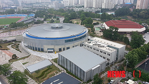 【서울=뉴시스】프로농구 원주 동부가 새롭게 지은 원주종합체육관에서 2013~2014시즌 새 출발을 알린다. 총사업비 500억 원이 투입된 원주종합체육관은 지하 1층·지상 3층·연면적 2만3000㎡ 규모로 4600석의 관람석을 갖춘 다목적체육관이다. 국내 최대 규모의 다면 전광판과 350대를 수용할 수 있는 지하주차장 등의 시설도 갖췄다. (사진 = 동부 제공) 