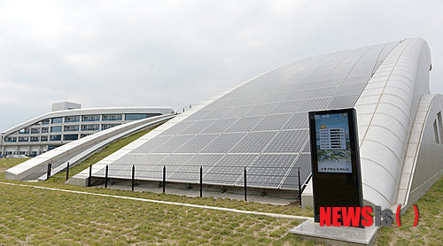 【서울=뉴시스】김민기 기자 = 녹색도시 체험센터는 강릉시와 환경부, 국토부, 강원도가 2020년까지 1조원을 투입해 추진하는 '글로벌 명품 녹색도시 마스터플랜'의 랜드마크다.&nbsp; 총 5만8571㎡ 대지에 건립된 녹색도시 체험센터에는 ▲신재생 에너지 ▲스마트인프라 ▲녹색교통 ▲녹색건축 ▲물∙자원순환 ▲생태녹지습지 등 6개 분야에 최첨단 녹색기술을 적용했다. 2013.10.03. (사진 = SK C&C 제공)&nbsp; photo@newsis.com 