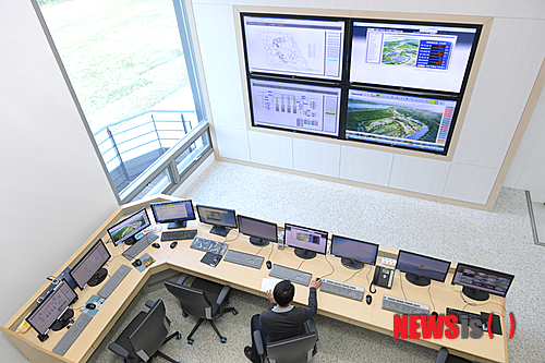 【서울=뉴시스】김민기 기자 = 녹색도시 체험센터는 강릉시와 환경부, 국토부, 강원도가 2020년까지 1조원을 투입해 추진하는 '글로벌 명품 녹색도시 마스터플랜'의 랜드마크다.&nbsp; 총 5만8571㎡ 대지에 건립된 녹색도시 체험센터에는 ▲신재생 에너지 ▲스마트인프라 ▲녹색교통 ▲녹색건축 ▲물∙자원순환 ▲생태녹지습지 등 6개 분야에 최첨단 녹색기술을 적용했다. 2013.10.03. (사진 = SK C&C 제공)&nbsp; photo@newsis.com 