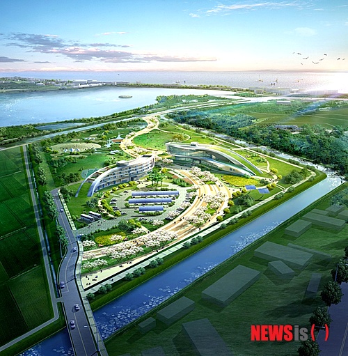 【서울=뉴시스】김민기 기자 = 녹색도시 체험센터는 강릉시와 환경부, 국토부, 강원도가 2020년까지 1조원을 투입해 추진하는 '글로벌 명품 녹색도시 마스터플랜'의 랜드마크다.&nbsp; 총 5만8571㎡ 대지에 건립된 녹색도시 체험센터에는 ▲신재생 에너지 ▲스마트인프라 ▲녹색교통 ▲녹색건축 ▲물∙자원순환 ▲생태녹지습지 등 6개 분야에 최첨단 녹색기술을 적용했다. 2013.10.03. (사진 = SK C&C 제공)&nbsp; photo@newsis.com 