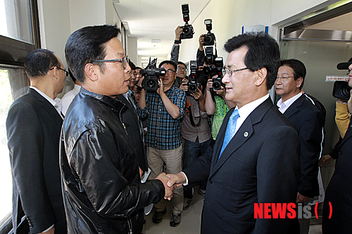 【청주=뉴시스】연종영 기자 = 이시종 충북지사(오른쪽)가 3일 충북도청 브리핑실에서 대도민 담화문을 통해 KTX오송역세권 개발사업을 포기할 수밖에 없었던 이유를 설명한 뒤 개발예정지 주민과 악수하고 있다. 2013.10.03. jyy@newsis.com