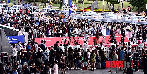 【부산=뉴시스】전신 기자 = 제18회 부산국제영화제 개막식이 열리는 3일 오후 부산시 해운대구 우동 영화의 전당이 시민들로 붐비고 있다. 2013.10.03.&nbsp; photo1006@newsis.com