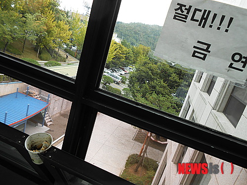 【김천=뉴시스】박홍식 기자 = 7월1일부터 공공건물에서의 흡연이 금지됐지만 경북 김천시 청사 내의 흡연은 여전하다. 지난 2일 청사 내 창틀에 담배꽁초가 담긴 종이컵이 놓여 있어 민원인들로부터 따가운 눈총을 받고 있다. 2013.10.03&nbsp; phs6431@newsis.com