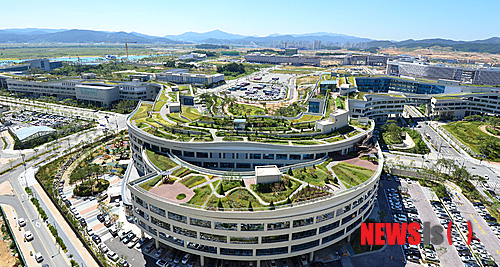 【세종=뉴시스】김기태 기자 = 정부세종청사는 국무총리실 등 14개 정부부처와 관련 기관이 입주할 17개의 개별 건물이 지상 4층부터 옥상까지 연결돼 길게 늘어진 하나의 건물 형태를 띠고 있다. 옥상 면적이 무려 5만 1000㎡에 달해 이를 이용한 하늘정원이 조성된다, 완공될 하늘정원의 산책로 총길이가 3.6㎞에 이르며 주민친화 차원에서 하늘정원을 세종시 주민들에게 개방하기로 했다.&nbsp;&nbsp; 4일 오후 정부세종청사 기획재정부를 비롯한&nbsp; 청사옥상에 공원이 펼쳐져 있다. 2013.10.04.&nbsp;&nbsp; presskt@newsis.com 