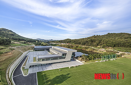 【서울=뉴시스】프로축구 전북현대가 4일 전북 완주군 봉동읍 율소리에 클럽하우스를 개관했다. 사진은 클럽하우스 전경. (사진=신경섭 제공)