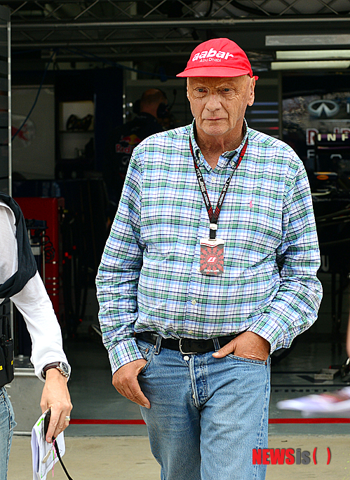 【영암=뉴시스】류형근 기자 = 포뮬러원(F1) 코리아 그랑프리 이틀째인 5일 오후 전남 영암군 삼호읍 코리아 인터내셔널 서킷의 피트에서 영화 '러시-더 라이벌'의 실제 주인공 니키 라우다가 인터뷰를 준비하고 있다. 니키 라우다는 1970년대 최고의 노력파 천재 레이서로 평가받고 있고 영화는 1976년 불의의 사고를 당하고도 당당히 일어선 리키 라우다를 그리고 있다. 2013.10.05.&nbsp; hgryu77@newsis.com