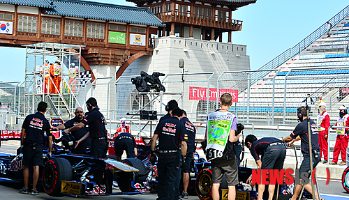 【영암=뉴시스】류형근 기자 = 포뮬러원(F1) 코리아 그랑프리 이틀째인 5일 오후 전남 영암군 삼호읍 코리아 인터내셔널 서킷의 피트에서 미캐닉들이 피트레인에 들어서는 머신을 점검하고 있다. 2013.10.05.&nbsp; hgryu77@newsis.com