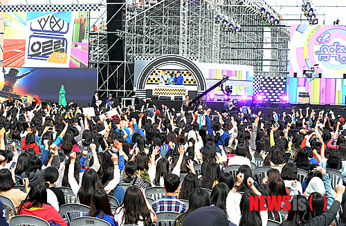 【영암=뉴시스】배동민 기자 = 2013 F1 코리아 그랑프리 예선전이 열리는 5일 영암 서킷에서 열리는 MBC '쇼! 음악중심' 생방송 공연을 보기 위해 오전부터 몰려든 4000여명의 관중이 함성을 지르고 있다. 2013.10.05.&nbsp; guggy@newsis.com