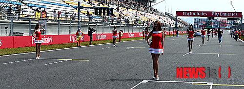 【영암=뉴시스】류형근 기자 = 포뮬러원(F1) 코리아 그랑프리 이틀째인 5일 오후 전남 영암군 삼호읍 코리아 인터네셔널 서킷 그리드에서 그리드걸들이 결승전 연습을 하고 있다. 2013.10.05. hgryu77@newsis.com