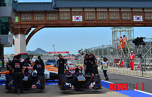 【영암=뉴시스】류형근 기자 = 포뮬러원(F1) 코리아 그랑프리 이틀째인 5일 오후 전남 영암군 삼호읍 코리아 인터네셔널 서킷의 피트에서 미캐닉들이 머신을 점검하고 있다. 2013.10.05. hgryu77@newsis.com