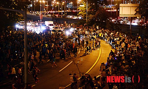 【서울=뉴시스】전신 기자 = 5일 오후 서울 여의도 한강공원에서 열린 2013 서울세계불꽃축제가 끝나자 시민들이 차도를 건너며 자리를 이동하고 있다. 2013.10.05.&nbsp; photo1006@newsis.com