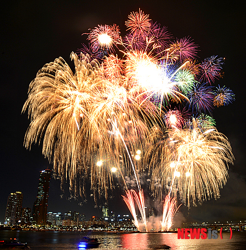 【서울=뉴시스】박상훈 기자 = 서울세계불꽃축제가 열린 5일 오후 서울 여의도 앞 한강에 불꽃이 터지고 있다. 2013.10.05.&nbsp; hyalinee@newsis.com