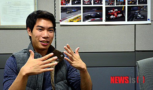 【영암=뉴시스】류형근 기자 = 지난 4일 오전 전남 영암군 삼호읍 코리아 인터네셔널 서킷 F1코리아 조직위원에서 한국 최초 F1 드라이버를 꿈꾸는 문성학이 포부를 밝히고 있다. 2013.10.06.&nbsp; hgryu77@newsis.com 