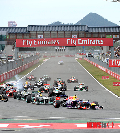 【영암=뉴시스】서재훈 기자 = 포뮬러원(F1) 코리아 그랑프리 결승전이 열린 6일 오후 전남 영암 코리아 인터네셔널 서킷에서 레드불 제바스티안 페텔을 선두로 머신들이 질주하고 있다. 2013.10.06.&nbsp; jhseo@newsis.com