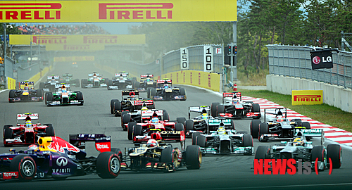 【영암=뉴시스】류형근 기자 = 6일 오후 전남 영암군 삼호읍 코리아 인터네셔널 서킷에서 포뮬러원(F1) 코리아 그랑프리 결승전이 펼쳐지고 있는 가운데 세바스찬 베텔(레드불)이 선두에서 질주하고 있다. 2013.10.06.&nbsp; hgryu77@newsis.com 