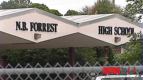 【뉴욕=뉴시스】노창현 특파원 = 미국에서 악명높은 KKK단의 창설자를 기리는 이름이 붙은 고등학교가 논란이 되고 있다. 문제의 학교는 플로리다 잭슨빌에 소재한 네이단 베드포드 포레스트 하이스쿨로 지난 1959년 지금의 이름을 갖게 됐다. 현재 이 학교는 흑인 등 유색인종 학생이 절반이 넘어선 상태로 일부 학부모를 중심으로 인터넷청원운동사이트 체인지닷오알지에 학교 이름 개명을 요구하는 캠페인이 진행되고 있다. <사진=체인지닷오알지>&nbsp; robin@newsis.com 