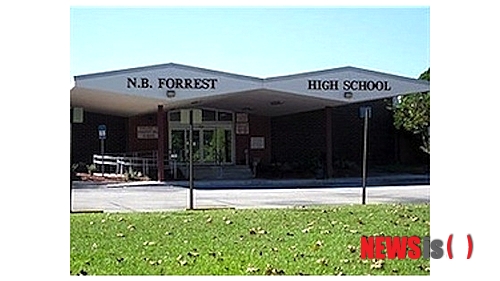 【뉴욕=뉴시스】노창현 특파원 = 미국에서 악명높은 KKK단의 창설자를 기리는 이름이 붙은 고등학교가 논란이 되고 있다. 문제의 학교는 플로리다 잭슨빌에 소재한 네이단 베드포드 포레스트 하이스쿨로 지난 1959년 지금의 이름을 갖게 됐다. 현재 이 학교는 흑인 등 유색인종 학생이 절반이 넘어선 상태로 일부 학부모를 중심으로 인터넷청원운동사이트 체인지닷오알지에 학교 이름 개명을 요구하는 캠페인이 진행되고 있다. <사진=체인지닷오알지>&nbsp; robin@newsis.com 