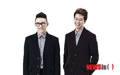 【서울=뉴시스】오제일 기자 = 인디듀오 '십센치(10㎝)'가 12월 24일부터 28일까지 세종문화회관 세종M시어터에서 연말 콘서트 '크리스마스니까 괜찮아…'를 펼친다. 스스로 즐길 수 있었던 무대, 팬들이 즐거워했던 무대를 떠올리며 공연을 기획했다. 500석 규모의 공연장에서 팬들과 가깝게 소통한다는 계획이다. 주최 측은 "데뷔 이후 크리스마스 연말콘서트는 처음"이라며 "독창적인 음악성과 편안하고 위트 넘치는 무대 매너를 느낄 수 있는 즐거운 시간이 될 것"이라고 전했다. 2009년 서울 홍대앞의 클럽에 등장한 십센치는 그해 4월 EP앨범과 컴필레이션 앨범 수록곡 '오늘밤은 어둠이 무서워요'을 통해 주목받았다. 이후 디지털 싱글 '아메리카노'로 스타덤에 올랐다. 정규 1집 '1.0'과 정규 2집 '2.0'을 통해 입지를 굳혔다. 10일 낮 12시부터 인터파크에서 예매할 수 있다. kafka@newsis.com