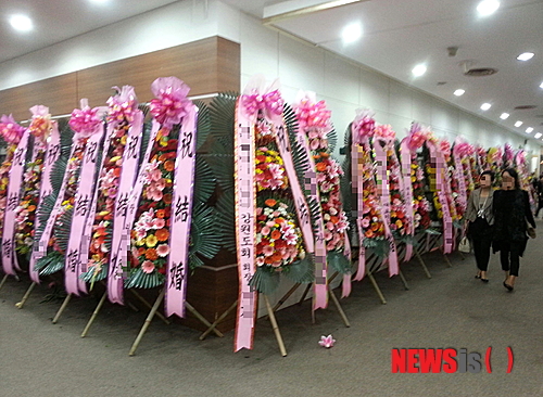 【춘천=뉴시스】한윤식 기자 = 최근 화환과 축의금 안받기 분위기가 확산되고 있는 가운데 강원도청 고위직 자녀의 결혼식을 놓고 호화스런 결혼식이 아니냐는 논란이 제기되고 있다.&nbsp;&nbsp;&nbsp; 5일 오전 11시 강원 춘천소재 B호텔 예식장에서 열린 A국장의 장남 결혼식장에 직무와 관련된 업체와 단체들이 보내 온 대형 화환들이 진열되어 있다. 2013.10.05&nbsp;&nbsp; kyj0307@newsis.com