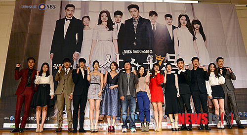 【서울=뉴시스】조종원 기자 = 7일 오후 서울 강남구 논현동 파티오나인에서 열린 SBS TV 수목드라마 '상속자들' 제작발표회에서 배우 이민호(왼쪽부터), 박신혜, 최진혁, 박형식, 전수진, 김성령, 강신효 감독, 김은숙 작가, 배우 김지원, 임주은, 강하늘, 강민혁, 정수정, 김우빈이 포토타임을 갖고 있다. SBS TV 수목드라마 '상속자들'은 부유층 고교생들의 사랑과 우정을 그린 청춘 로맨틱 코미디로 대한민국 상위 1%의 상속자들이 지극히 평범하고 현실적인 가난상속자 여주인공을 둘러싼 좌충우돌 로맨스를 그린 작품이다. 2013.10.07. choswat@newsis.com