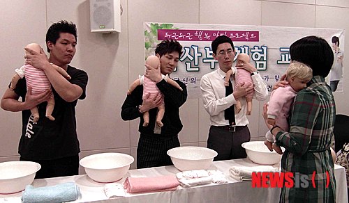 【서울=뉴시스】7일 오전 서울 신세계백화점 강남점에서 열린 서초구 예비아빠 임신부 체험 교실에서 예비아빠들이 신생아 목욕시키기 체험을 하고 있다. 2013.10.07. (사진=서초구 제공)&nbsp; photo@newsis.com