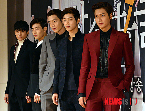 【서울=뉴시스】조종원 기자 = 7일 오후 서울 강남구 논현동 파티오나인에서 열린 SBS TV 수목드라마 '상속자들' 제작발표회에서 배우 이민호(오른쪽부터), 강민혁, 김우빈, 강하늘, 박형식이 포토타임을 갖고 있다. SBS TV 수목드라마 '상속자들'은 부유층 고교생들의 사랑과 우정을 그린 청춘 로맨틱 코미디로 대한민국 상위 1%의 상속자들이 지극히 평범하고 현실적인 가난상속자 여주인공을 둘러싼 좌충우돌 로맨스를 그린 작품이다. 2013.10.07. choswat@newsis.com