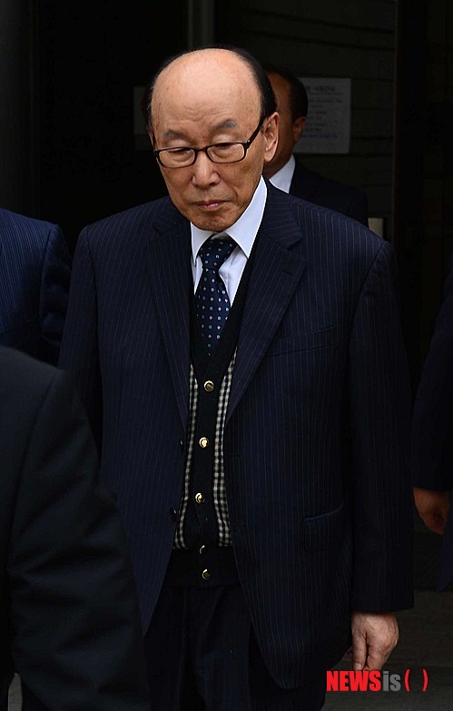 【서울=뉴시스】고승민 기자 = 150억원대 배임 혐의를 받고 있는 조용기 여의도순복음교회 원로목사가 7일 오후 서울 서초구 서울중앙지방법원에서 공판을 마치고 법원을 나오고 있다. 2013.10.07.&nbsp; kkssmm99@newsis.com