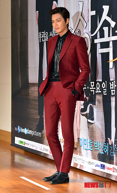 【서울=뉴시스】조종원 기자 = 7일 오후 서울 강남구 논현동 파티오나인에서 열린 SBS TV 수목드라마 '상속자들' 제작발표회에서 배우 이민호가 포토타임을 갖고 있다. SBS TV 수목드라마 '상속자들'은 부유층 고교생들의 사랑과 우정을 그린 청춘 로맨틱 코미디로 대한민국 상위 1%의 상속자들이 지극히 평범하고 현실적인 가난상속자 여주인공을 둘러싼 좌충우돌 로맨스를 그린 작품이다. 2013.10.07. choswat@newsis.com