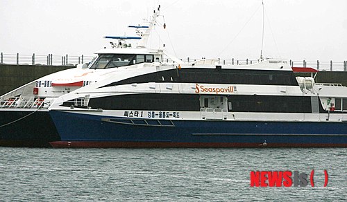 【강릉=뉴시스】김경목 기자 = 제24호 태풍 '다나스(DANAS)'의 북상에 대비해 8일 오전 강원 강릉시 강릉항(옛 안목항)에 씨스포빌의 강릉~울릉간 여객선이 피항해 있다. 강원지방기상청은 태풍이 8~9일 동해상을 지나면서 도 전역에 강한 바람과 함께 많은 비가 내릴 것으로 예보했다. 2013.10.08.&nbsp; photo31@newsis.com