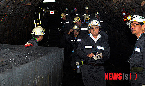 【화순=뉴시스】배동민 기자 = 서울중앙지법 민사25부 장준현 부장판사(오른쪽 첫번째) 등이 8일 전남 화순광업소에서 농지 소유주 50여명이 광업소를 상대로 낸 손해배상 소송의 심리를 위해 현장을 찾고 있다. 2013.10.08.&nbsp; guggy@newsis.com