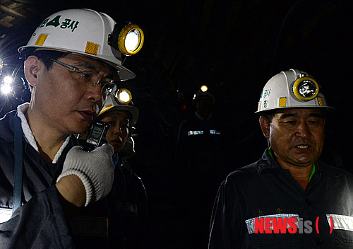 【화순=뉴시스】배동민 기자 = 서울중앙지법 민사25부 장준현 부장판사(왼쪽)가 8일 전남 화순광업소에서 농지 소유주 50여명이 광업소를 상대로 낸 손해배상 소송의 심리를 위해 현장을 찾아 검증 내용을 녹음하고 있다. 2013.10.08.&nbsp; guggy@newsis.com