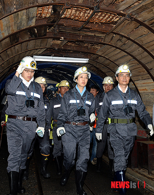 【화순=뉴시스】배동민 기자 = 서울중앙지법 민사25부 장준현 부장판사(오른쪽 첫번째) 등이 8일 전남 화순광업소에서 농지 소유주 50여명이 광업소를 상대로 낸 손해배상 소송의 심리를 위해 현장을 찾고 있다. 2013.10.08.&nbsp; guggy@newsis.com
