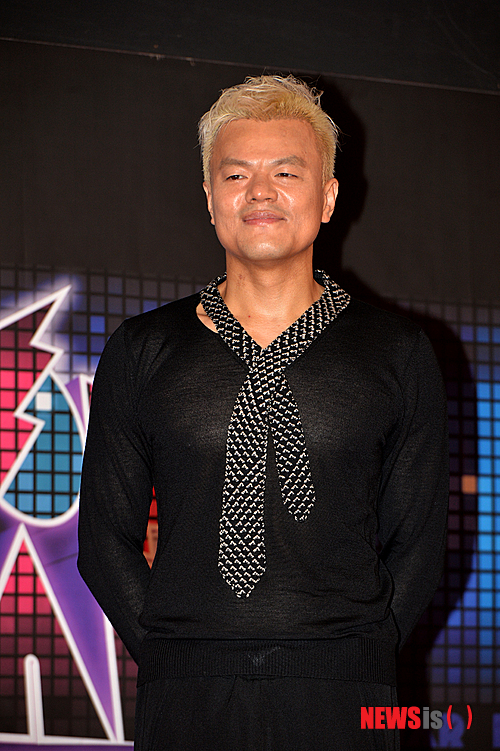 【서울=뉴시스】박찬수 기자 = 8일 오후 서울 양천구 목동41타워 '더 브릴리에'에서 열린 서바이벌 오디션 'K팝스타3' 기자간담회에서 심사위원 박진영이 포즈를 취하고 있다. 2013.10.08.&nbsp;&nbsp;&nbsp; redchacha1@newsis.com