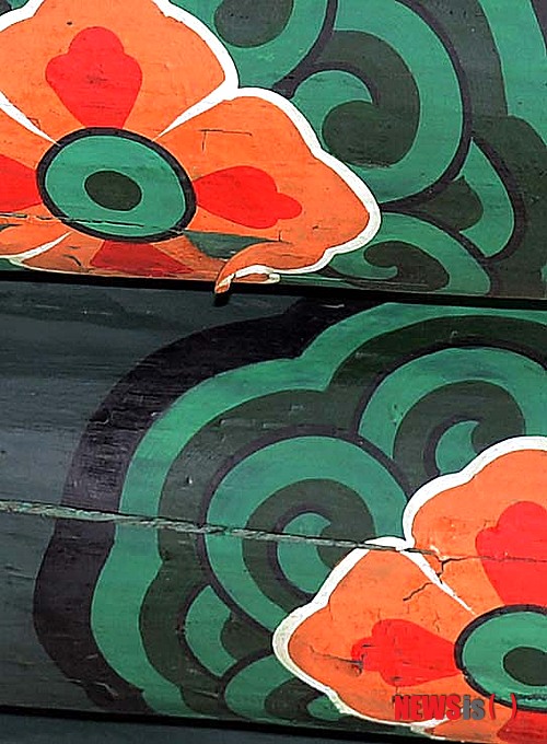 【서울=뉴시스】 박영태 기자 = 화재로 파손됐다가 지난 5월 복구 작업을 마친 숭례문의 단청 일부가 벗겨진 것으로 드러난 가운데 8일 오후 숭례문 현장에서 문화재청 관계자가 기자설명회를 가졌다. 사진은 8일 촬영된 훼손된 숭례문 단청. 2013.10.08.&nbsp; since1999@newsis.com 