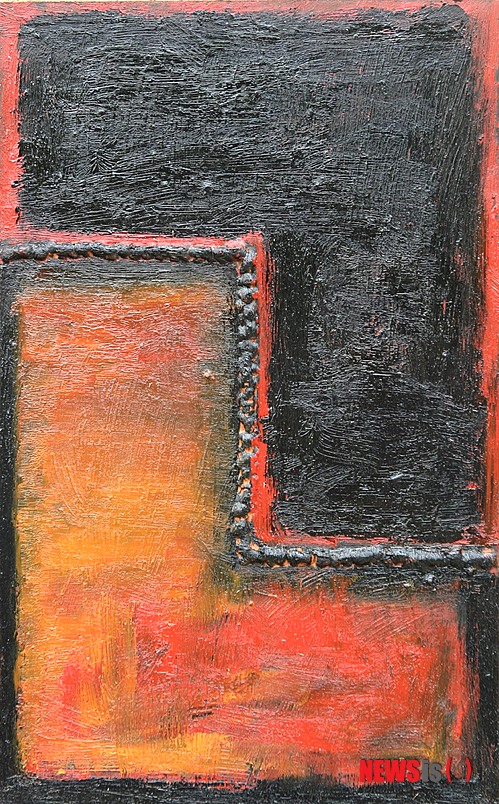 【서울=뉴시스】유상우 기자 = 화가 금보성(47)이 훈민정음 반포 567돌 한글날을 맞아 10일까지 국회의원회관에서 한글 회화작품을 전시한다.&nbsp; 한글을 회화로 풀어내 주목받은 금씨의 작업은 독특한 시각적인 체험을 제공한다. 화면에서는 한글의 자음과 모음이 이리저리 이합집산하면서 천변만화의 다양한 이미지가 전개된다. 구성적인 회화로서의 요건도 충족시킨다.&nbsp; 기하학적인 선으로 표현되는 한글 이미지는 건축물을 연상케 한다. 견고한 입체 구조물의 형식을 보여주기 때문이다.&nbsp; 미술평론가 신항섭은 “금보성 작가는 모음과 자음을 분리해 한글 고유의 형태에서 벗어나 더 자유로운 조형의 변주를 즐기고 있으면서도 특히 명암기법을 적용해 입체적인 효과를 얻기도 한다”며 “이런 형식의 작업에서는 입체적인 공간이 형성된다”고 설명했다. 한글의 모음과 자음이 입체적인 조형으로 둔갑하는 것이다.&nbsp;&nbsp; 이처럼 그의 작업은 평면과 입체를 자유롭게 넘나들며 더 풍부한 시각적인 이미지를 만들어낸다.&nbsp; 신씨는 “그의 작업은 현대회화의 속성을 명확히 이해하는 데서 출발한다”며 “한글이라는 독특한 문자언어를 매개로 다양한 조형의 변주를 즐기는 가운데 개별적인 형식을 완결, 우리에게 새로운 미적 체험을 제공한다”고 봤다.&nbsp; “이는 문자언어를 가공하지 않고도 직접적인 회화의 소재와 제재가 될 수 있음을 확인시켜준 또 하나의 새로운 조형개념의 제시라고 할 수 있다.”&nbsp; swryu@newsis.com