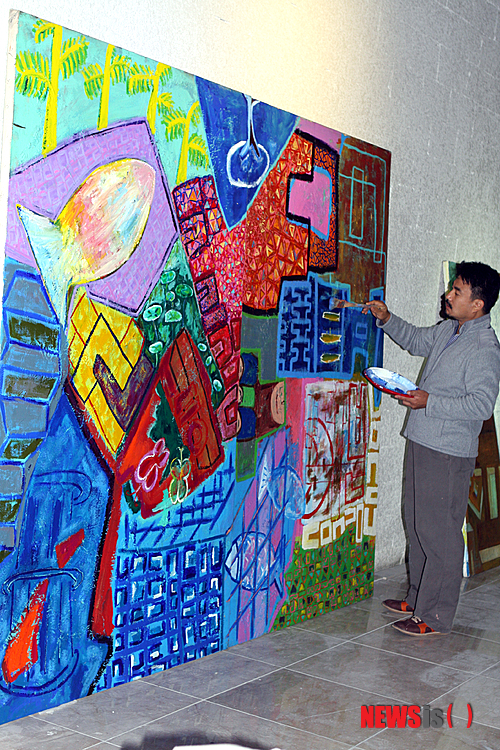 【서울=뉴시스】유상우 기자 = 화가 금보성(47)이 훈민정음 반포 567돌 한글날을 맞아 10일까지 국회의원회관에서 한글 회화작품을 전시한다.&nbsp; 한글을 회화로 풀어내 주목받은 금씨의 작업은 독특한 시각적인 체험을 제공한다. 화면에서는 한글의 자음과 모음이 이리저리 이합집산하면서 천변만화의 다양한 이미지가 전개된다. 구성적인 회화로서의 요건도 충족시킨다.&nbsp; 기하학적인 선으로 표현되는 한글 이미지는 건축물을 연상케 한다. 견고한 입체 구조물의 형식을 보여주기 때문이다.&nbsp; 미술평론가 신항섭은 “금보성 작가는 모음과 자음을 분리해 한글 고유의 형태에서 벗어나 더 자유로운 조형의 변주를 즐기고 있으면서도 특히 명암기법을 적용해 입체적인 효과를 얻기도 한다”며 “이런 형식의 작업에서는 입체적인 공간이 형성된다”고 설명했다. 한글의 모음과 자음이 입체적인 조형으로 둔갑하는 것이다.&nbsp;&nbsp; 이처럼 그의 작업은 평면과 입체를 자유롭게 넘나들며 더 풍부한 시각적인 이미지를 만들어낸다.&nbsp; 신씨는 “그의 작업은 현대회화의 속성을 명확히 이해하는 데서 출발한다”며 “한글이라는 독특한 문자언어를 매개로 다양한 조형의 변주를 즐기는 가운데 개별적인 형식을 완결, 우리에게 새로운 미적 체험을 제공한다”고 봤다.&nbsp; “이는 문자언어를 가공하지 않고도 직접적인 회화의 소재와 제재가 될 수 있음을 확인시켜준 또 하나의 새로운 조형개념의 제시라고 할 수 있다.”&nbsp; swryu@newsis.com