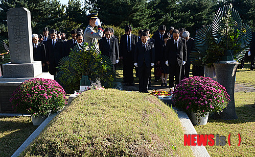 [서울=뉴시스]김진아 기자 = 30주기 버마 아웅산 테러 순국자 추모식이 열린 013년 10월9일 오전 서울 동작구 국립서울현충원 국가유공자 제1묘역에서 김규현  당시 외교부 1차관(앞줄 오른쪽 첫번째), 조태열 외교부 2차관(앞줄 오른쪽 두번째)과 유가족들이 참배하고 있다.  2024.07.02. bluesoda@newsis.com