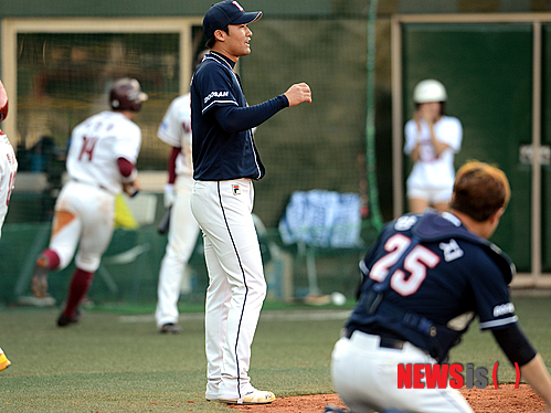 【서울=뉴시스】박영태 기자 = 9일 오후 서울 목동야구장에서 열린 2013 프로야구 준플레이오프 2차전 넥센 히어로즈와 두산 베어스의 경기 넥센 8회말 2사 3루 4번 박병호 타석때 두산 홍상삼이 와일드피칭으로 3루 주자 서건창이 득점을 올리자 아쉬운 표정을 짓고 있다. 2013.10.09. since1999@newsis.com